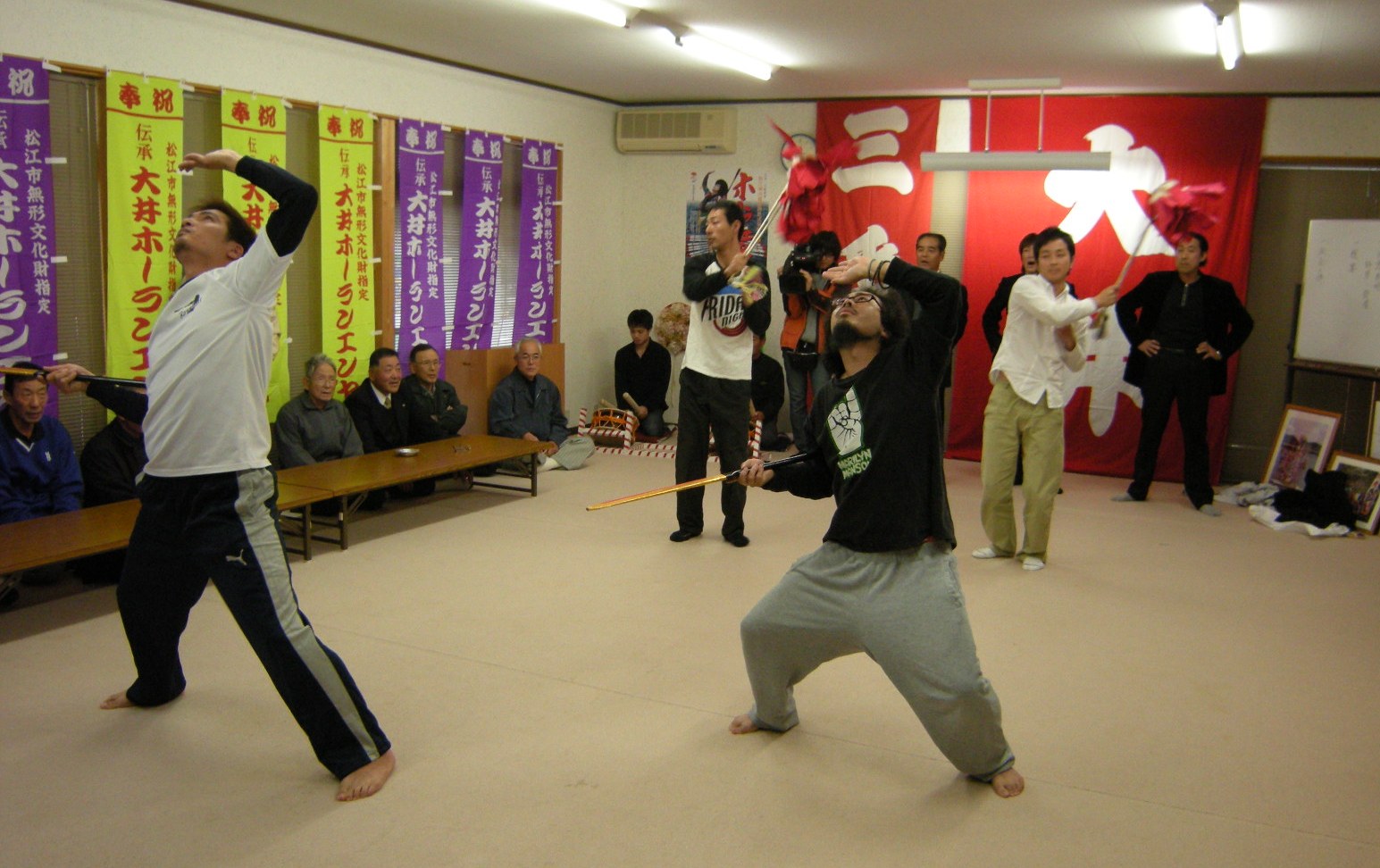 櫂伝馬踊りを実演する前回の役者